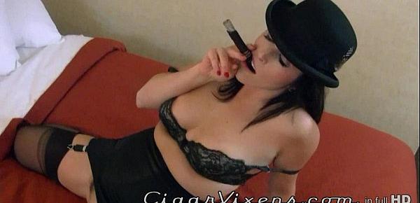  Dixie Comet SMOKES a cigar